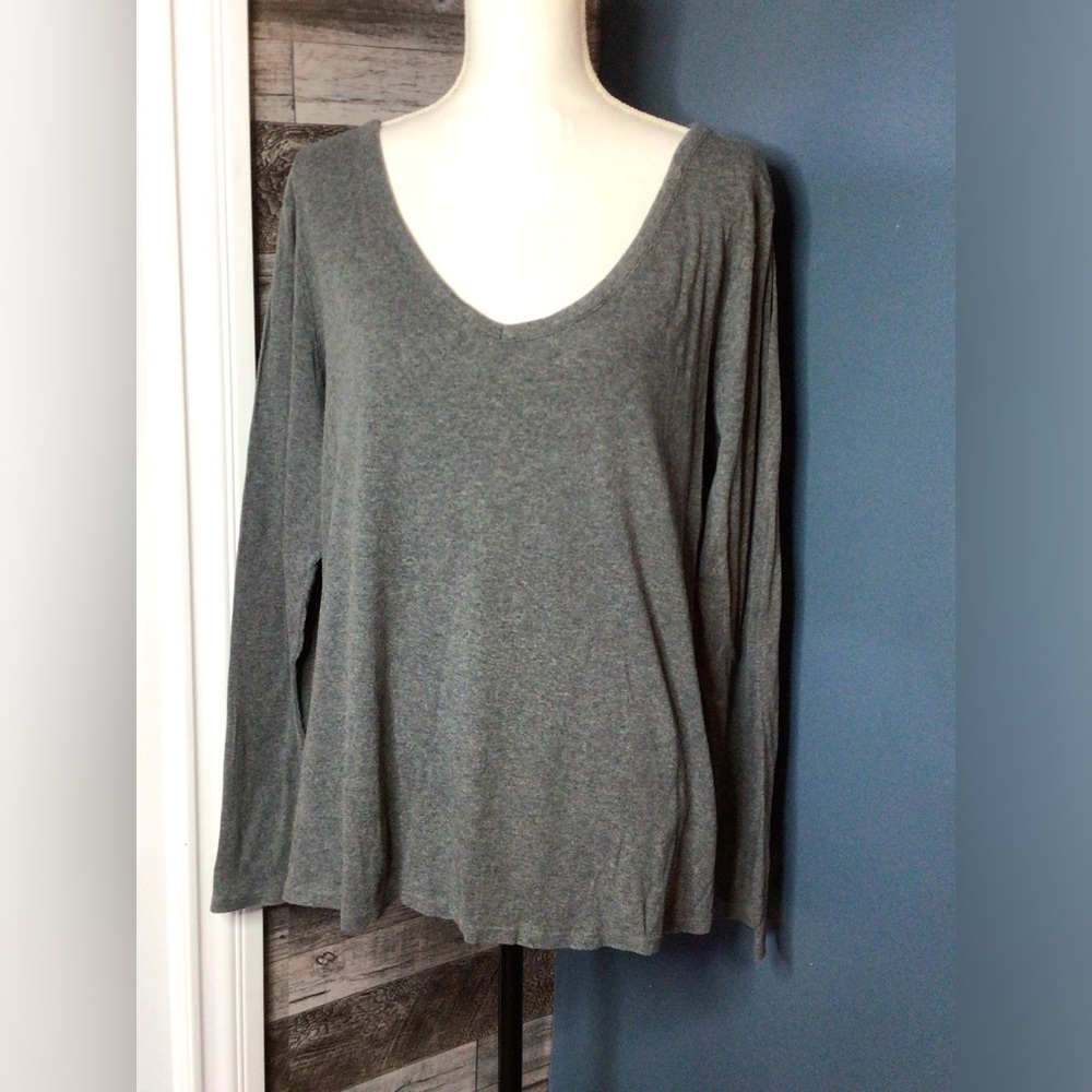 Heathered Gray V-Neck Long Sleeve Top by Pure Energy 1x.    (0165)